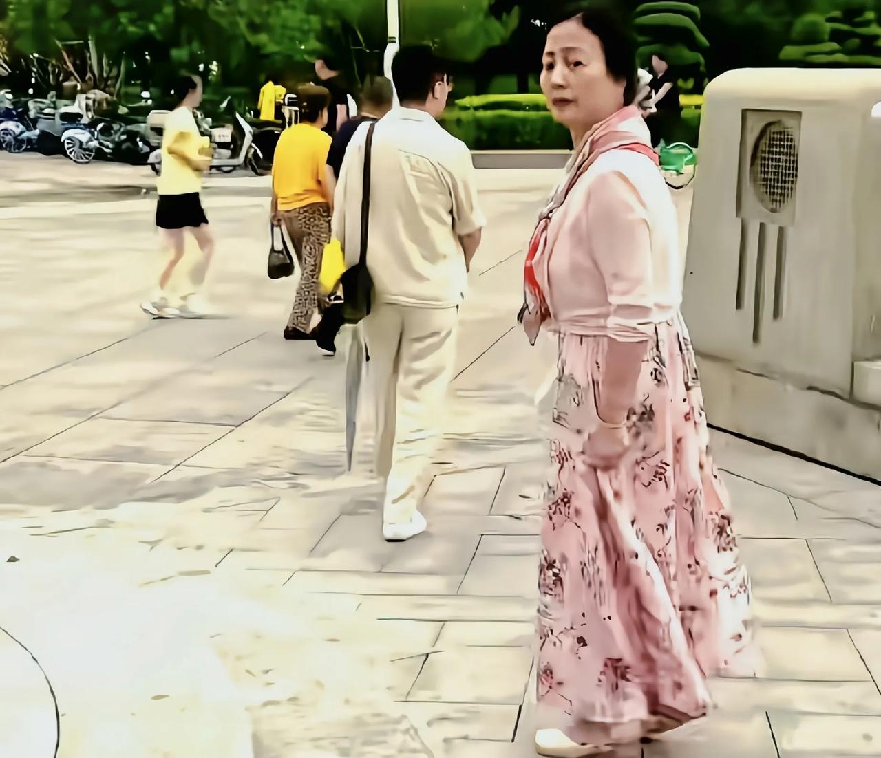 有其女必有其母，网友天津偶遇刘亦菲妈妈，67岁年纪身形仪态好
天津街头，有网友偶