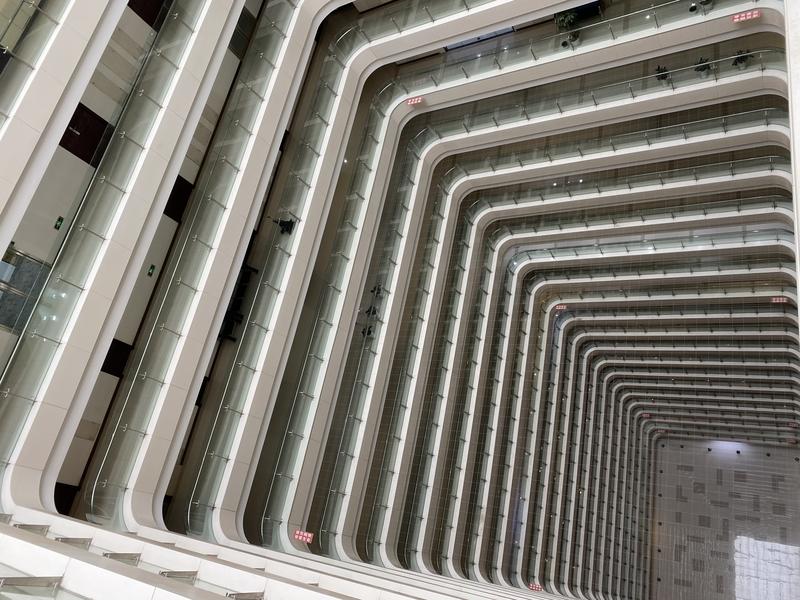 为啥要那么努力？看看身边就知道了。凌晨三点写字楼灯火通明，外卖小哥在空荡街道穿梭