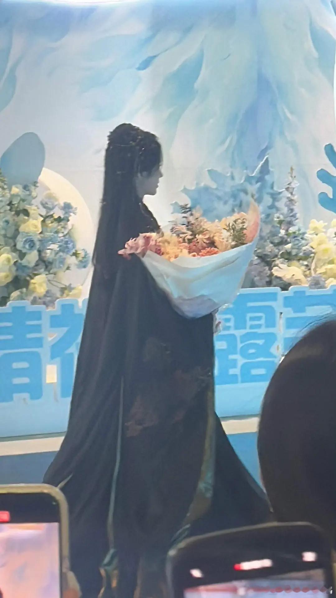 鞠婧祎《月鳞绮纪》戏服好仙 