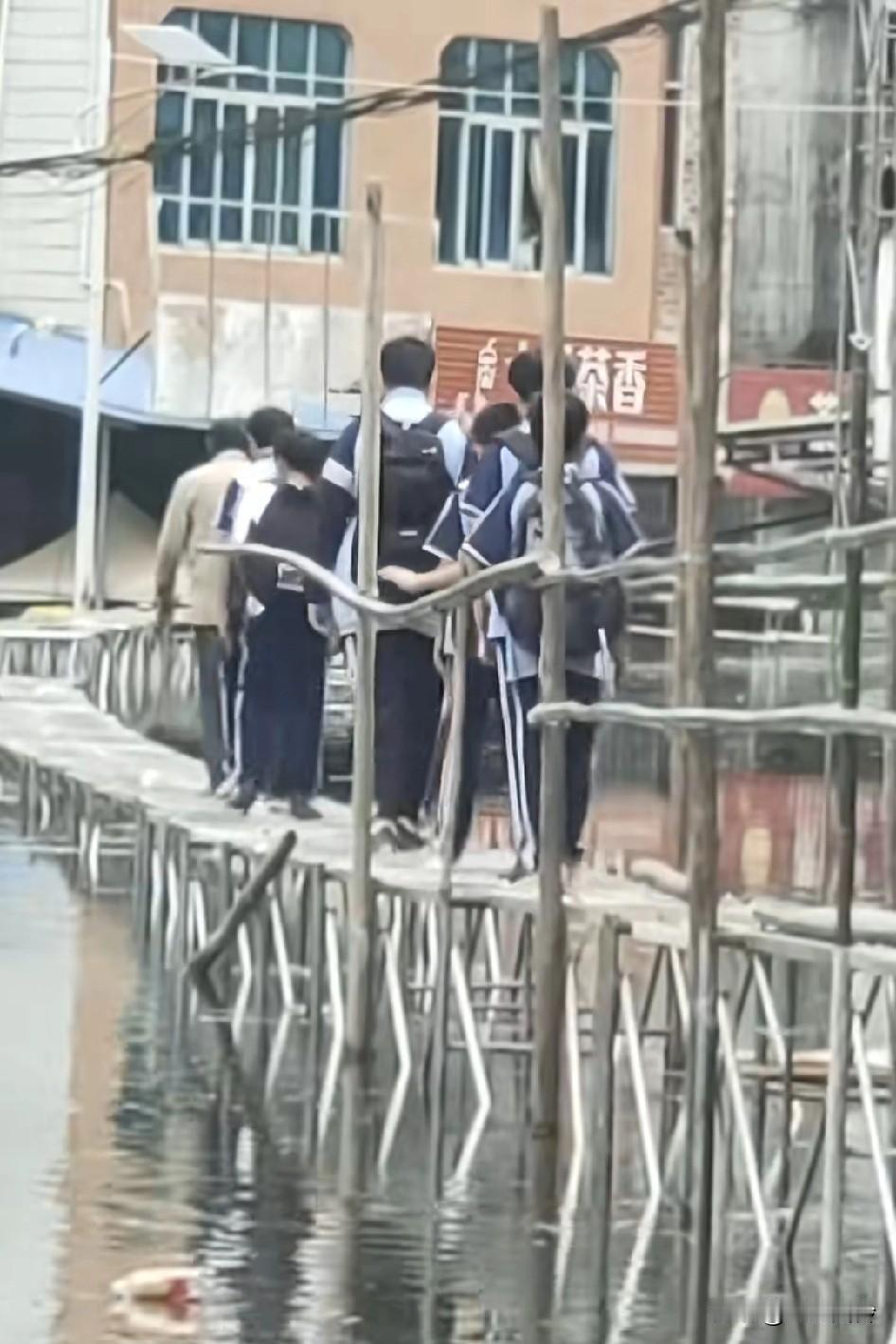 看到这泪目了，原来是为了祖国的花朵，全村人把龙鳞给了未来的孩子们
这群娃一定要好