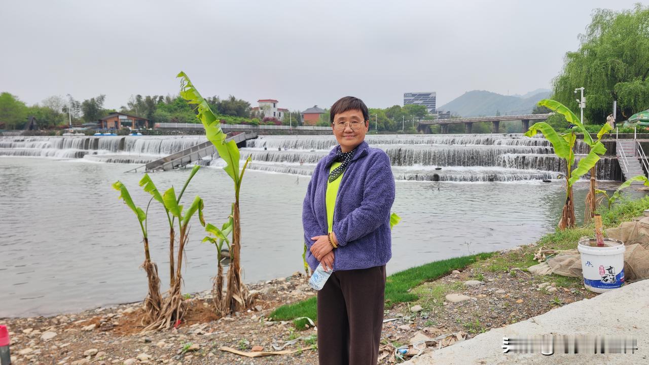 安吉龙鳞坝：踩在千年竹乡的龙鳞上，踏浪一夏
 
安吉县旅游 没什么刻意的网红造势