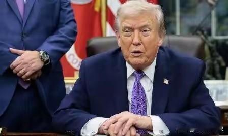 美国像要准备大规模战争，汽车巨头突然开始生产武器…

特朗普宣布，美国政府正在同