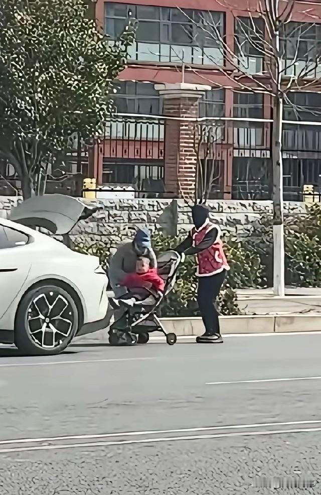 机器人都能够帮助主人哄孩子了？真没有想到，这么快就能够应用了，据说这是在濮阳街头