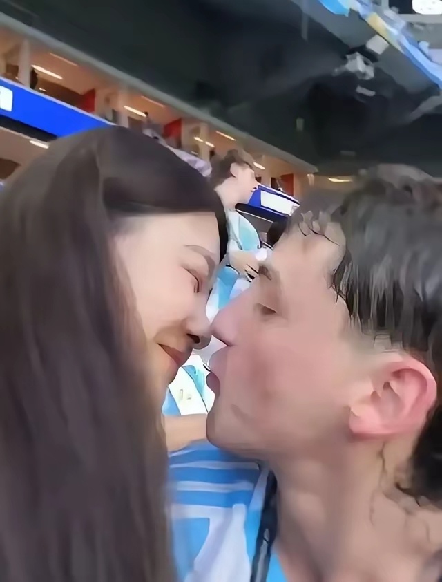 世界杯被阿根廷球迷当众求婚的中国女孩后续曝光！结局人间清醒，打破无数浪漫幻想还记