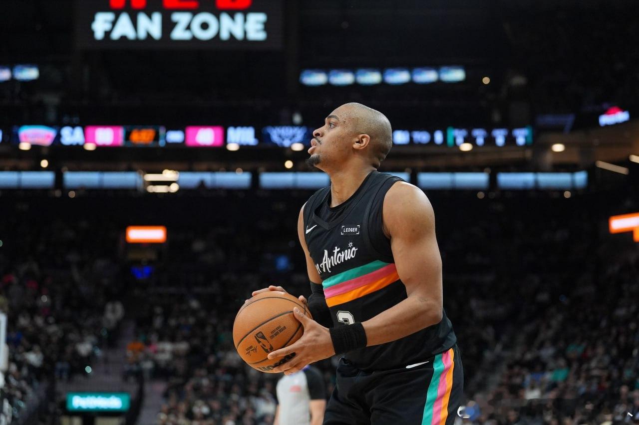 【凯尔登：我们返程的飞机出现过客舱失压的情况 当时的情况挺吓人】        