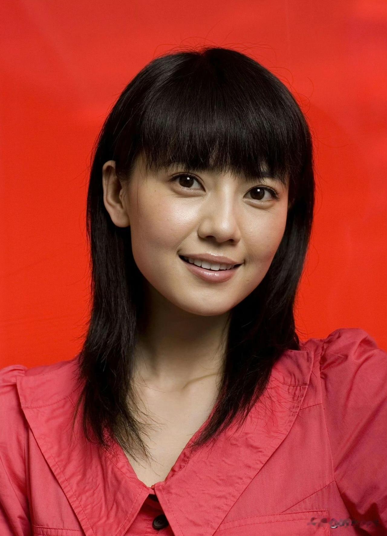 高圆圆旧照，齐刘海的发型青春阳光。立体柔美灵动的五官不施粉黛，展现出自然清纯之美