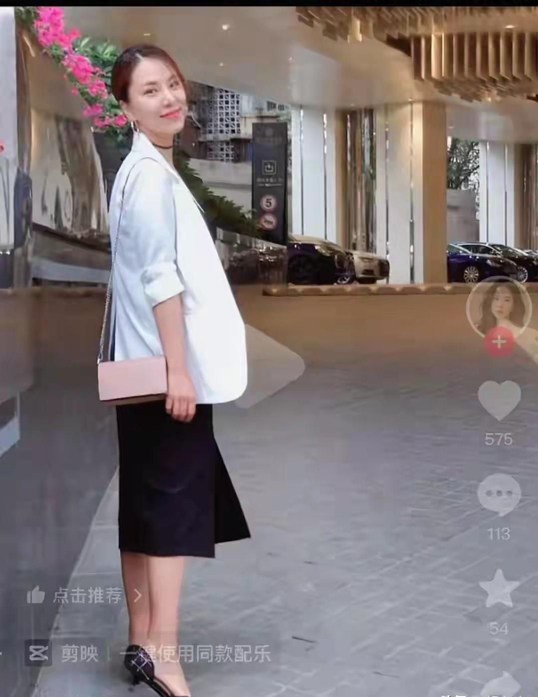 30岁的杨凯媛本有着令人羡慕的生活，漂亮高挑，自己开公司，家庭也幸福美满。可朱某