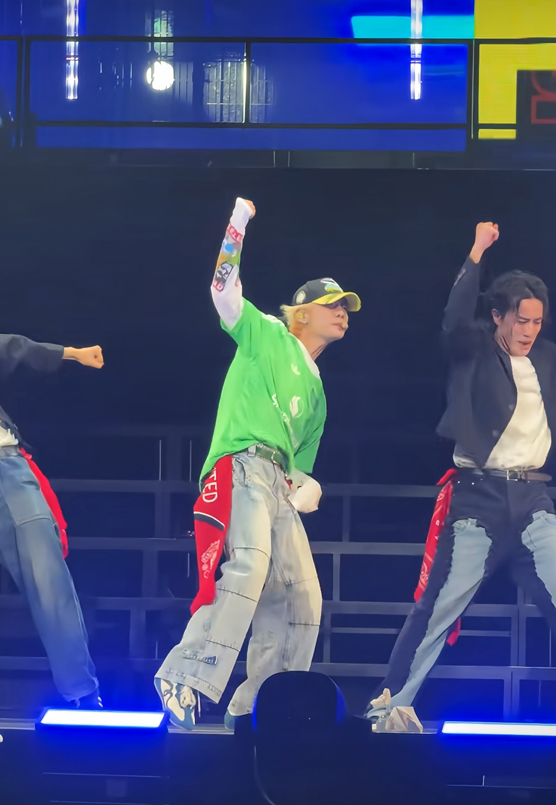 鹿晗在香港演唱会又穿曼联球衣了，这次是绿色的门服。truered[超话] ​​​