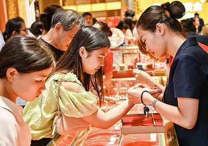 金价暴跌28%！30克金镯直省8000元，现在适合买金吗？
 开年金价一路猛涨，