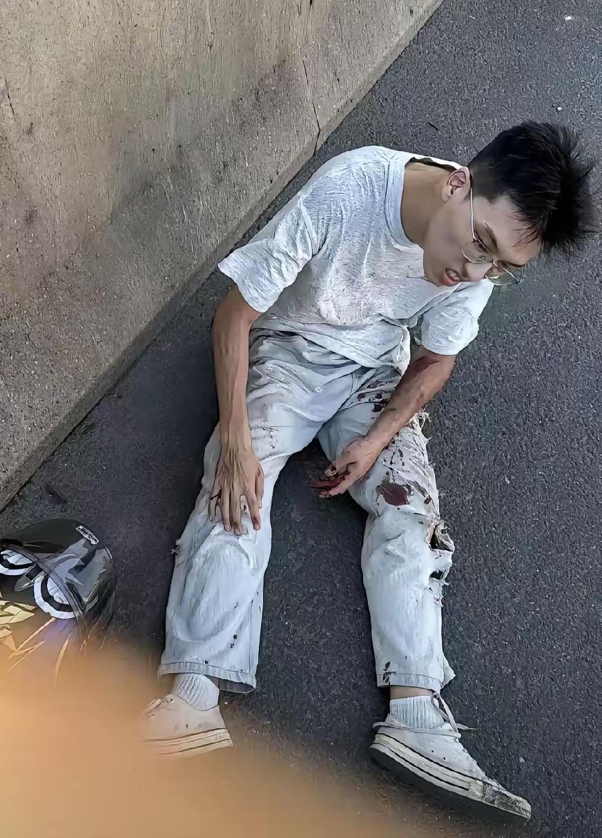 张雪机车车主倒在地上，车主说车子自己开过去的5公里，交警不信，说想看看监控！张雪