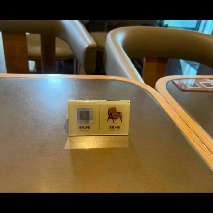 😅 南京这哥们连续多天在星巴克占座不消费，被店员劝离后报警说态度差，这事我站星