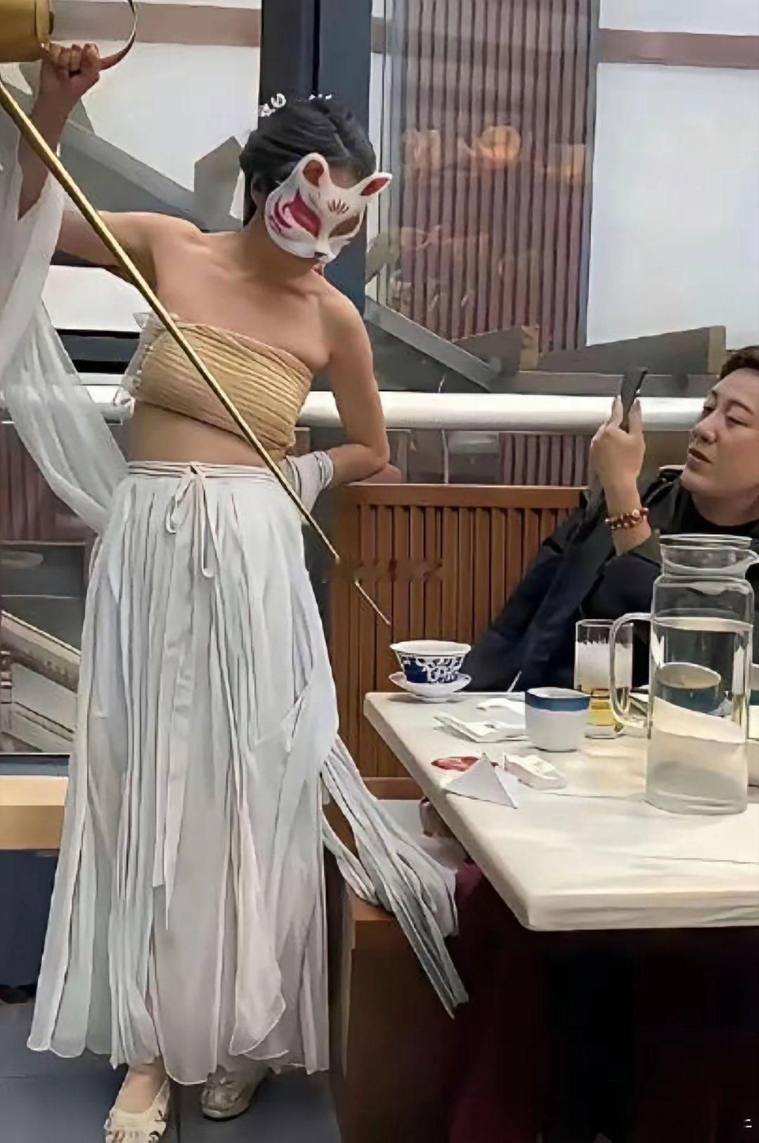 好好的茶馆长嘴壶表演非要伸手摘人家的狐狸面具，这下露馅了！ 