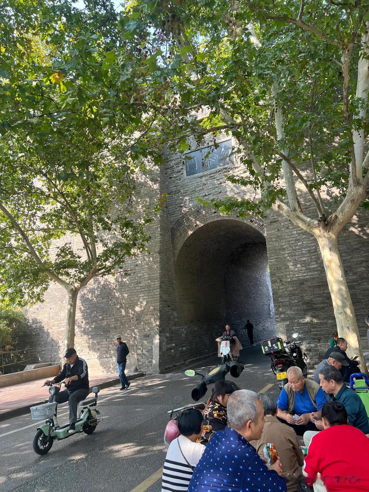 午后的西安小南门，人潮汹涌的早市褪去后

这里恢复了原有的平静状态，

城墙根下