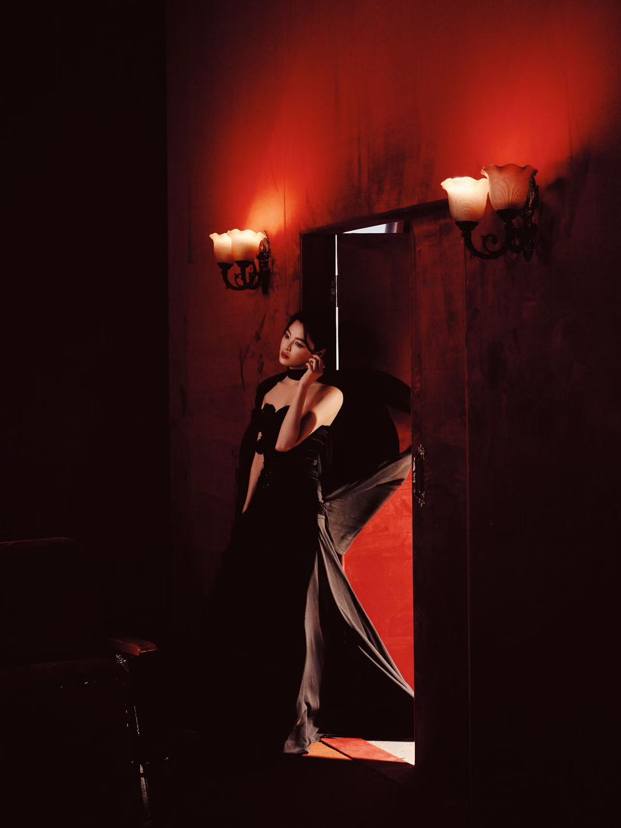 辛芷蕾微博之夜ES高定 辛芷蕾在暮色白桦林中美如画！黑丝绒裙配薄纱披风，曲线尽显