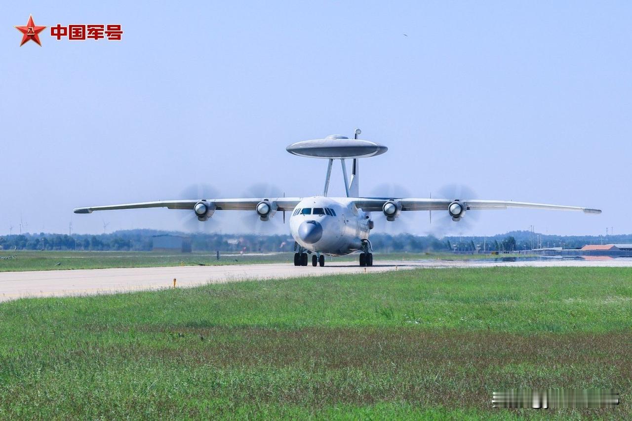 近日，海军航空兵某部组织多机型飞行训练，针对重难点课目展开专攻精练，检验部队应急