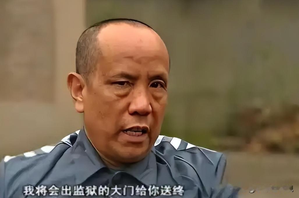 1988年，罪犯王金全趁狱警转身的空隙，一头钻进监区厕所的大便槽，从粪便槽内一寸