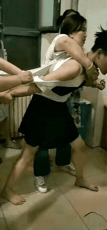 你说现在有些人是不是闲得慌？
我一看那架势就猜个八九不离十，肯定是那男的心术不正