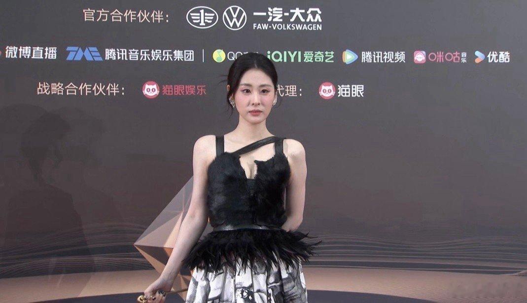 张碧晨是来修音响的吧 哇塞！张碧晨在微博音乐盛典简直是“音响魔法师”！《光的方向