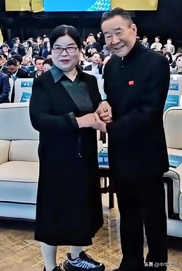 一辈子的缘份，焦裕禄（演员：李雪健）与女儿（焦裕禄亲女儿）再次同框。

3月28