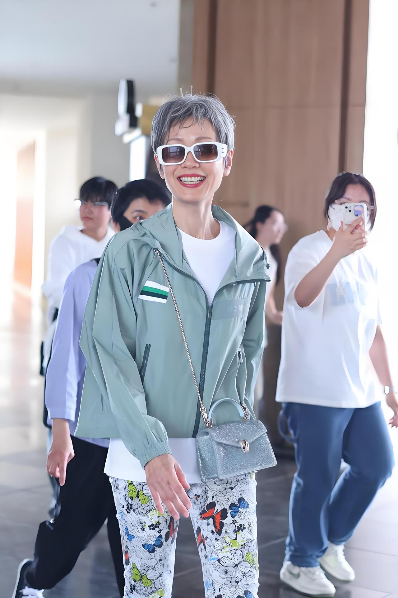 叶童回应亲哥哥李忠宁当保安：“我知道他现在在香港当保安，收入很低，但我不会去看他