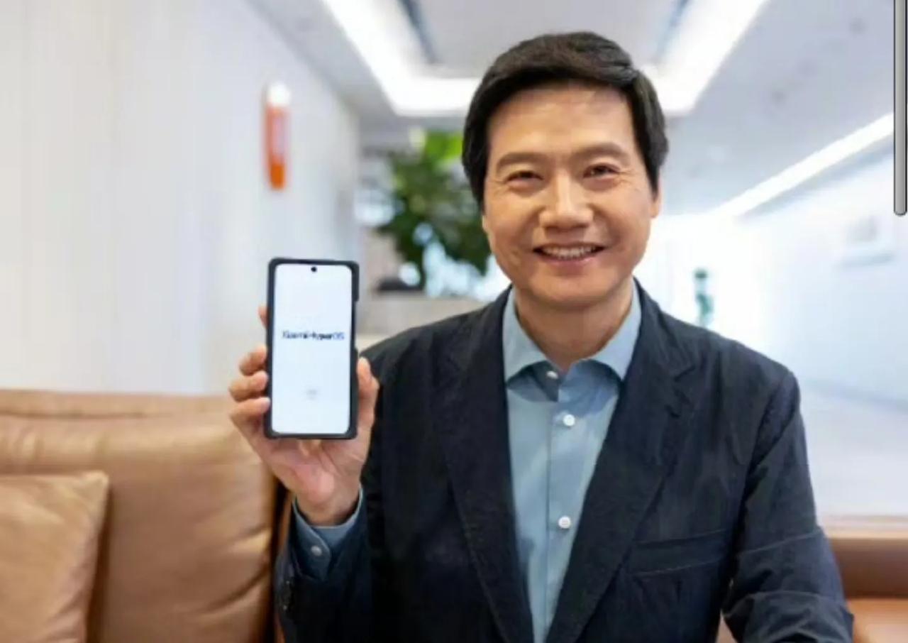 在小米澎湃OS的官宣中，雷军亲自曝光小米14真机正面照，前置挖孔算是变小了，而且
