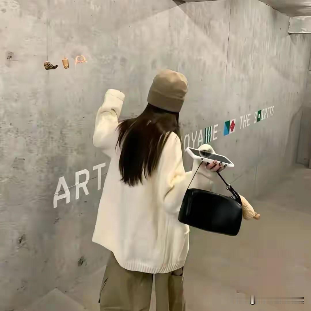 守着一方小店，日子像上了发条的钟——天亮开门，星落关张，双休是别人的热闹，社交成