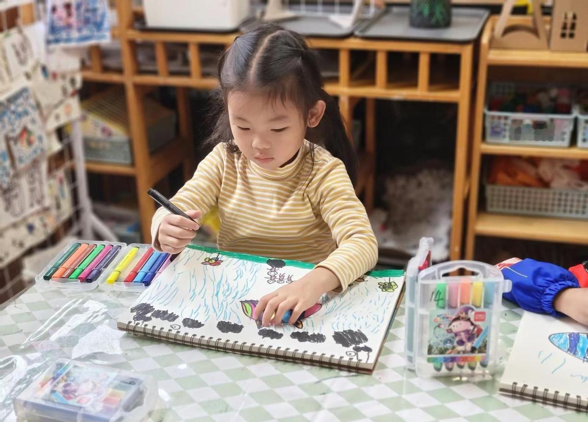 姐弟俩一个追着跑，一个坐着等投喂，我成了人形永动机。
早上哄完这个，转身哄那个，