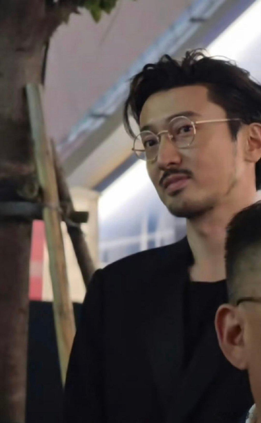 王传君帅回早期了潦草叔叔是过去式，雅痞男才是真面目！这瘦下来直接梦回《爱情公寓》