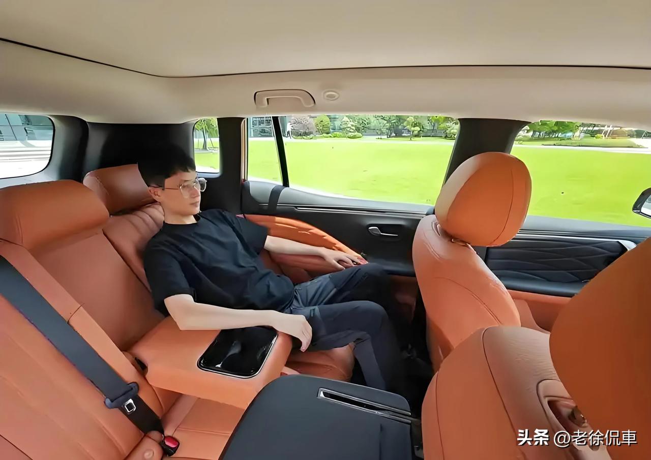 红旗HS7，作为一汽红旗旗下首款C级豪华SUV，承载着品牌的荣耀与使命，自问世便