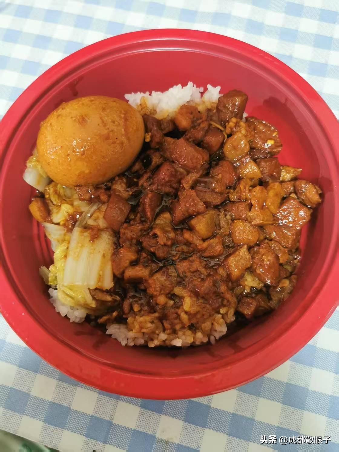 吐槽市二医院之卤肉饭摊|||排队的人很多，我大概十一点十五到的，拿了个十几号的，