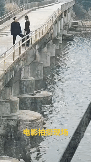 虽然这只是一个影视剧的拍摄现场。
但是还是让人看了心惊胆跳的！
不得不说，那位女