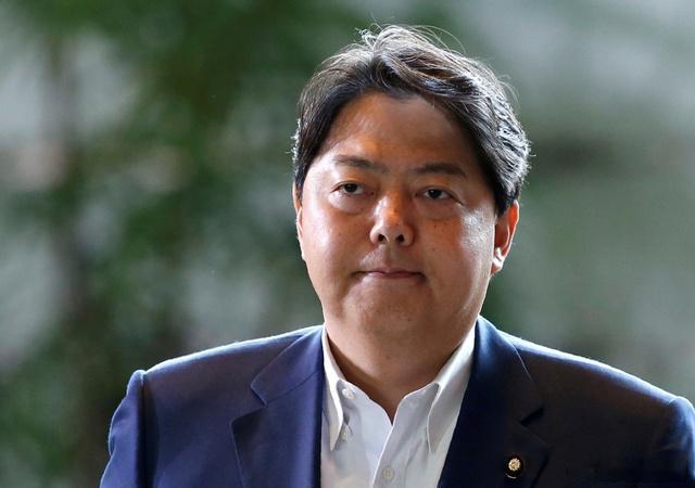 中国要求日本就干扰各国出席阅兵一事做出澄清。日本官方长官没有正面回应，他仅称，与