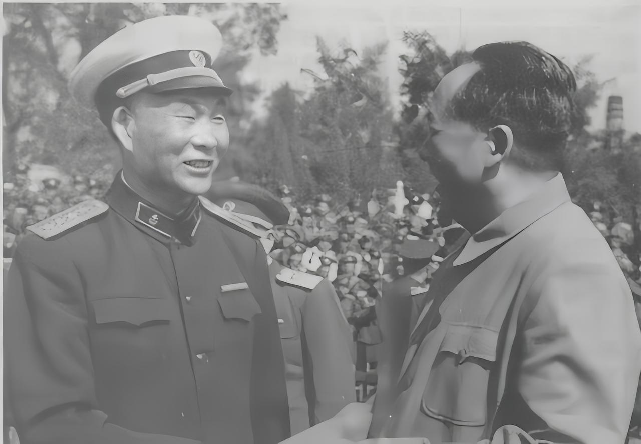 在一次谈话中，毛主席说到了解放长春的战役。他说郑洞国守长春时，他的房子不好吗？萧