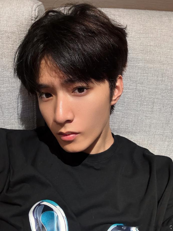 刘耀文一个月营业了24天刘耀文日更24天24天连更见证少年担当，舞台与日常双在线