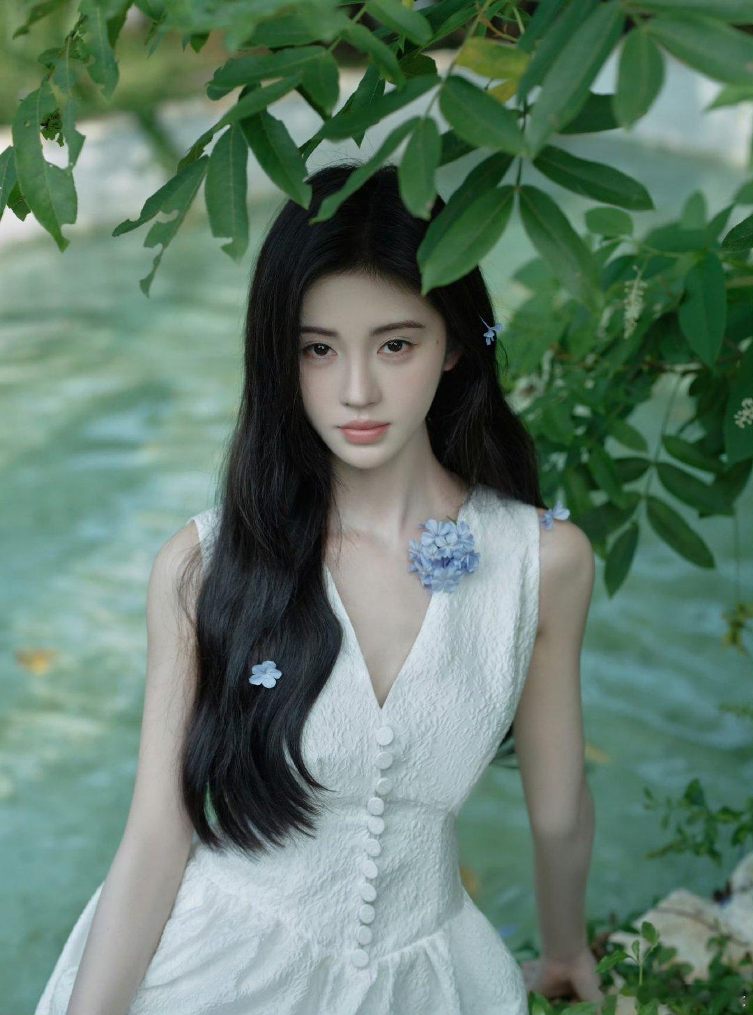 #鞠婧祎白蝴蝶##鞠婧祎和小羊合照#啊啊啊鞠婧祎新造型来啦！！！真的好美，旁边还