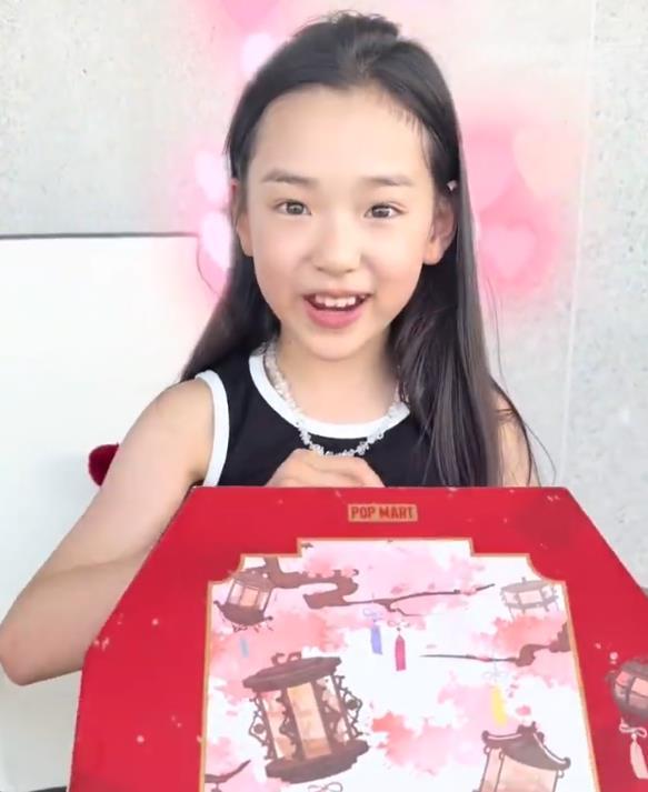 泡泡玛特创始人送小酒窝盲盒 小酒窝做了美甲 泡泡玛特创始人总裁王宁到雪花女神龙董