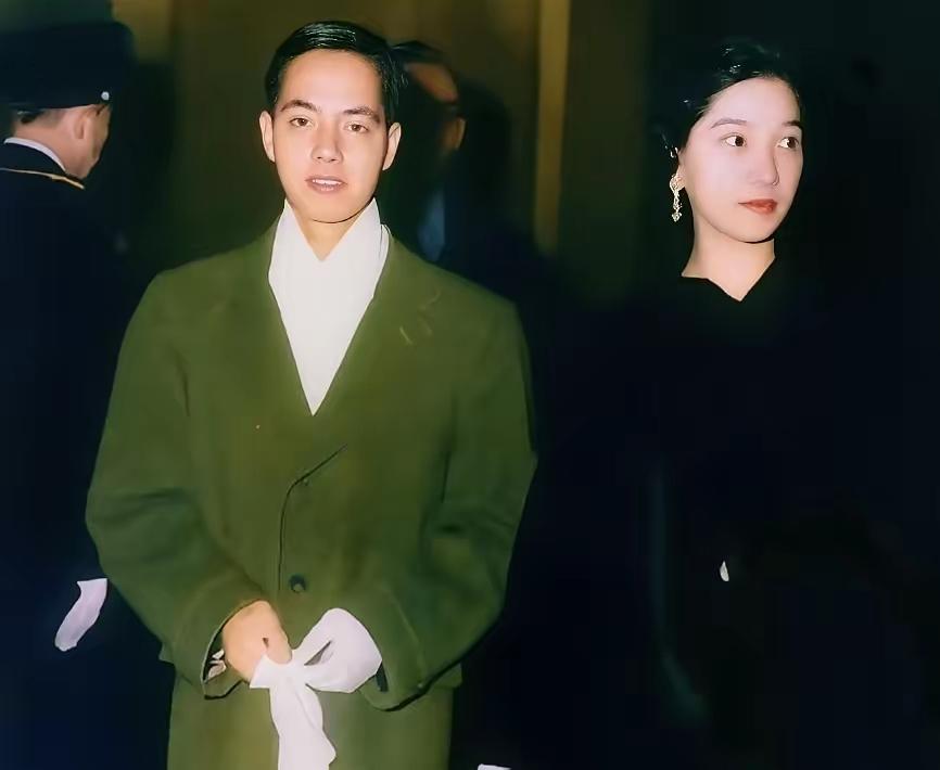 看到李政道和秦惠䇹这张老照片，我真的被狠狠惊艳到了！这才是真正的神仙眷侣，是教科