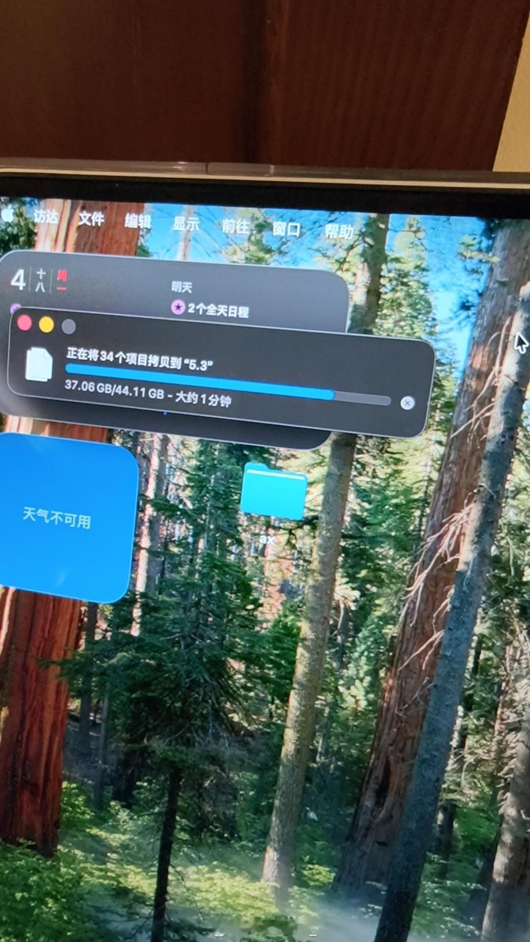 洗过澡，看了下雨小了，好的12点出去拍灯光！结果刚回来不过还是拍到了一些可以用的