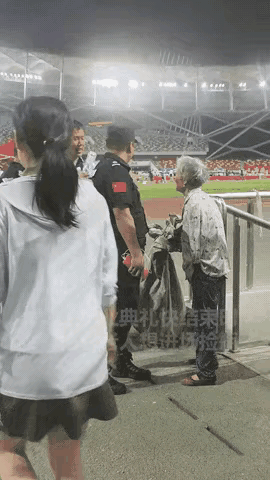 泪目！山东枣庄，几个保安的行为被人民日报点评了：一名75岁的独臂老人想溜进大学生