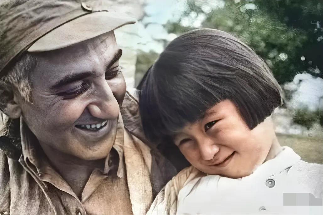 第一次看到这张照片：马海德抱着幼时的李讷，开心地笑着。看他慈爱的眼神投向，以及小
