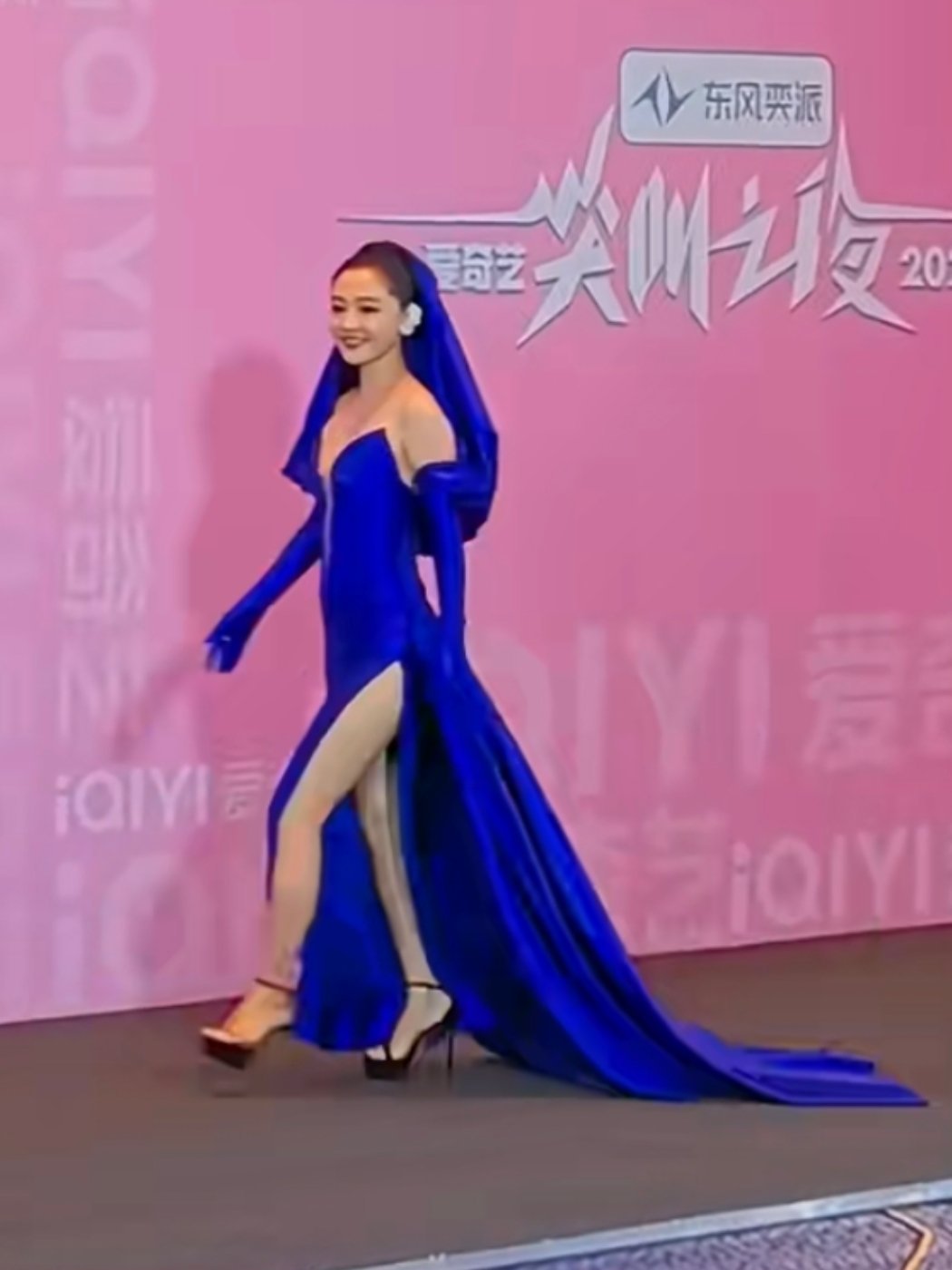 尖叫之夜红毯  吴倩穿着一身蓝布条来踢正步 