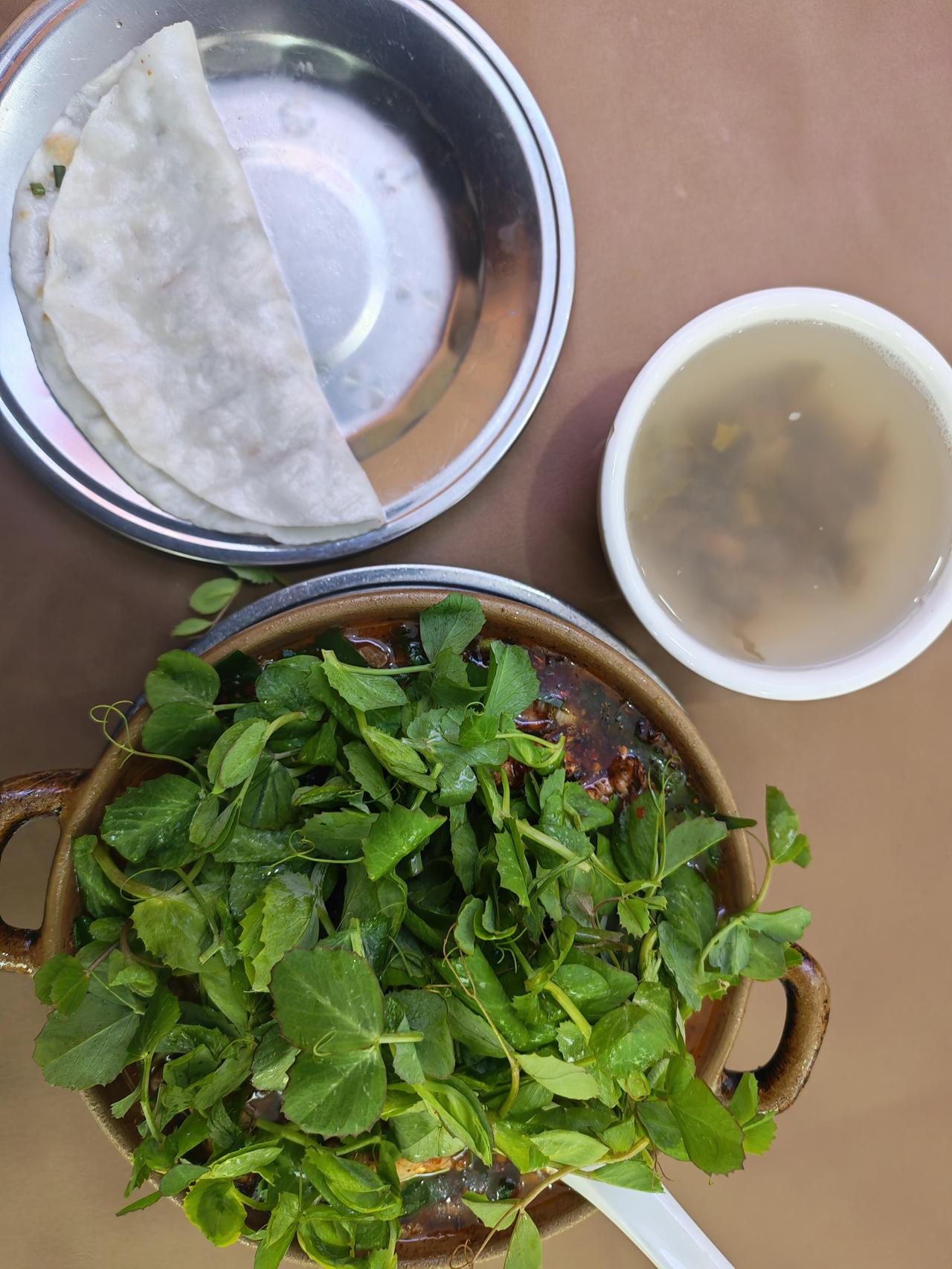 你不是云南镇雄人，不知道这顿早点的含金量：一碗砂锅米线，一个烧饵块，一碗酸汤！