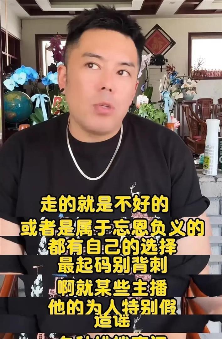 小杨哥一家四口罕现身！懒理大徒弟小黄背刺，二二因劳累被推着走 