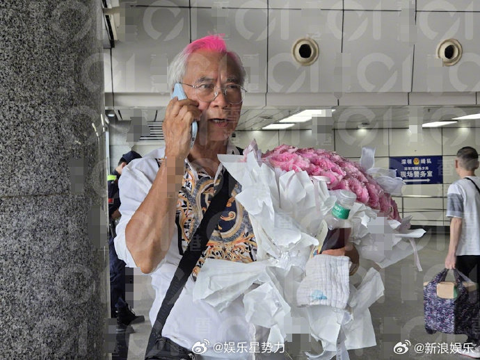 李龙基接未婚妻出狱李龙基捧玫瑰接未婚妻出狱 TVB演员李龙基手持60支粉玫瑰迎接