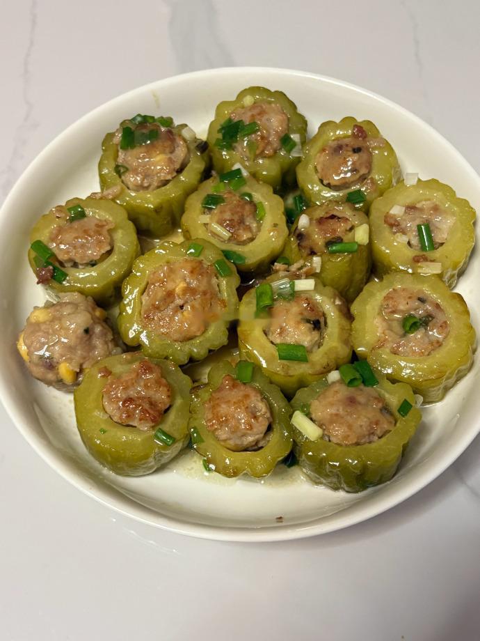 唯唯的吃喝plog酿苦瓜跟炎炎夏日高度适配upup酱香五花肉，清蒸鱼，爆炒海瓜子