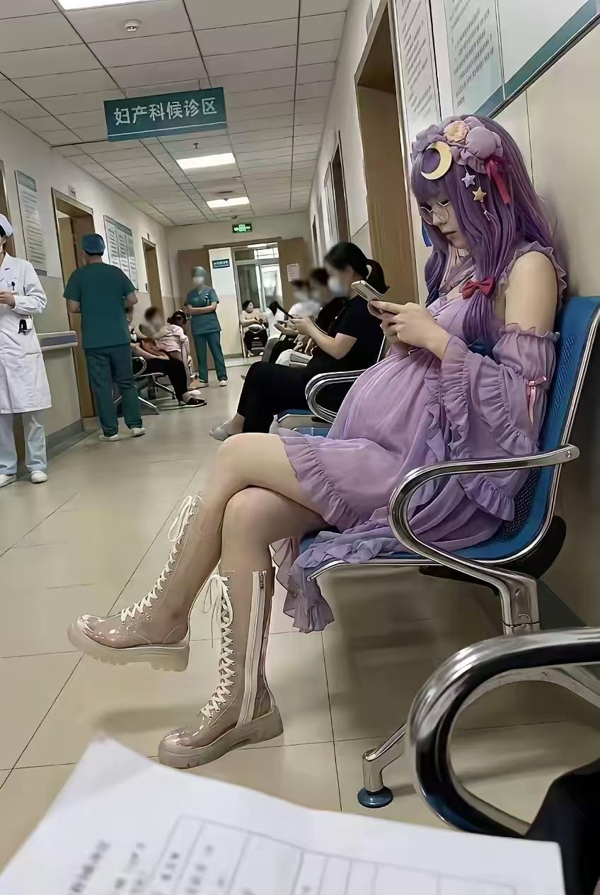 倭寇动漫毒害不浅啊。看看这个年轻的小孕妇，挺7  8个月的孕肚，一双高筒靴子，紫