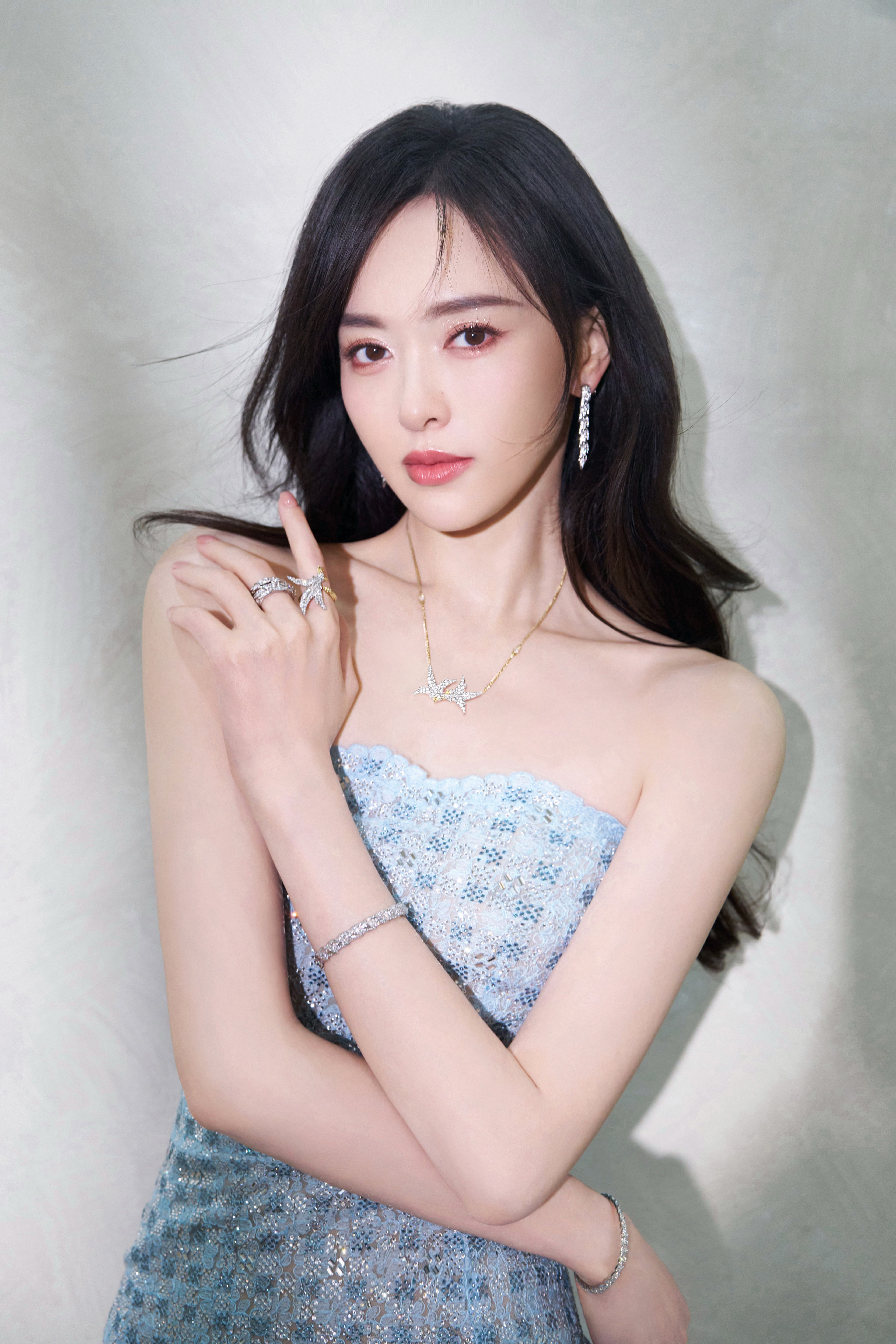 唐嫣 用闪耀开启新的一天，今日，继续奔赴下一场奇境💎 