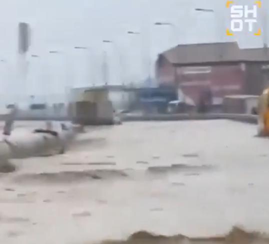 【洪水过后，达吉斯坦启动大规模甲型肝炎疫苗接种。】由于供水和污水处理系统中断，感