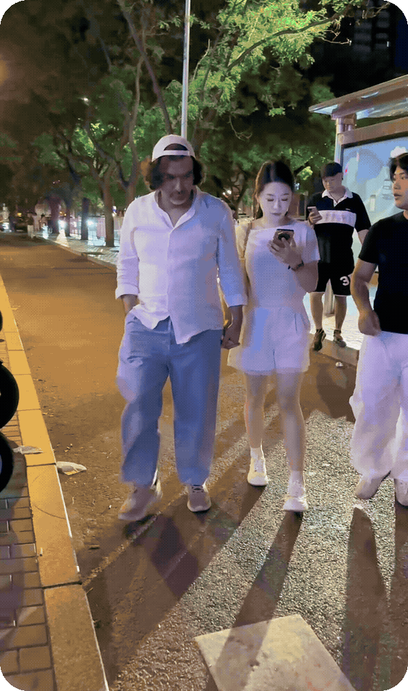 来，大家讨论一下，大哥什么时候地方吸引了妹子？这看年龄，能当她爸了吧！咱自家的帅