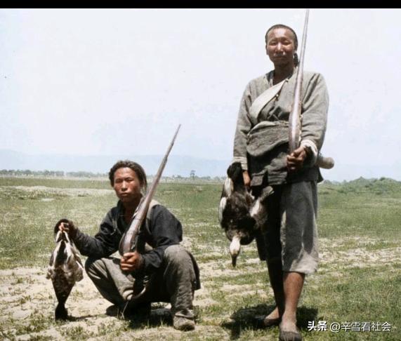 清朝末年，一名外国摄影师用相机镜头记录下了两名中国人用鸟铳捕猎野鸭子的场景。
当